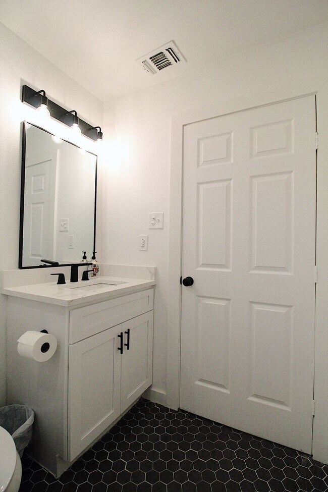 Photo - Ryan Place- Short to Mid-Term Rental Fully Remodeled 2  Bed, 1 Bath