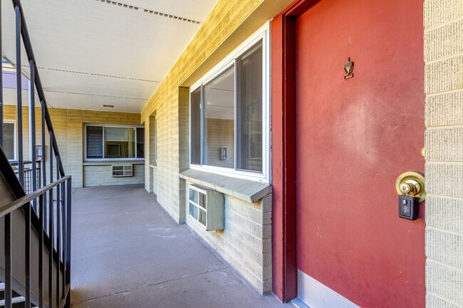 Building Photo - 830 20th St Unit 206