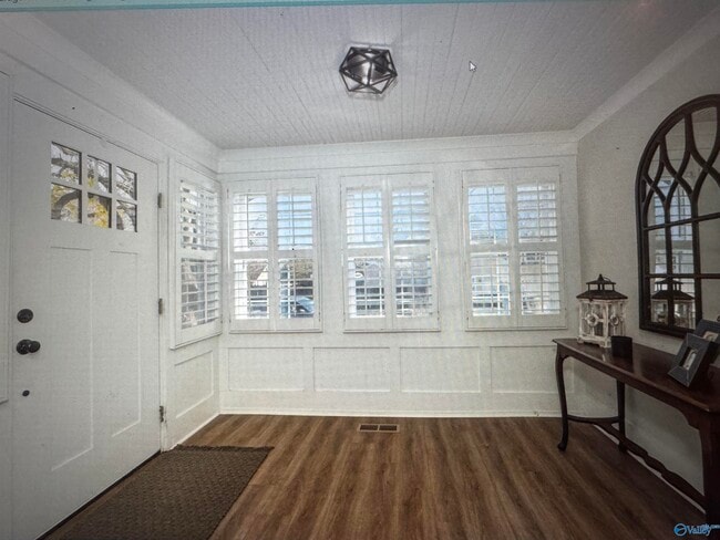 Photo - 208 Surrey Rd SW
