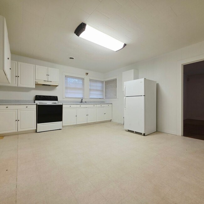 Photo - 3 Bed 2 Bath Move in now!