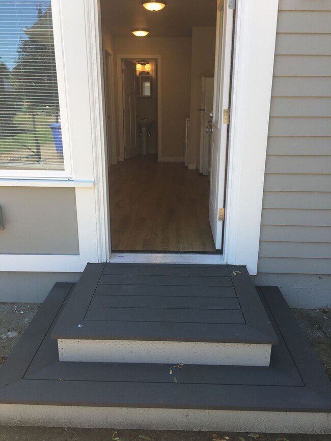 Photo - Remodeled 1Bd + 1Ba Additional Dwelling Unit!! Washer + Dryer, Lots of closet space!!