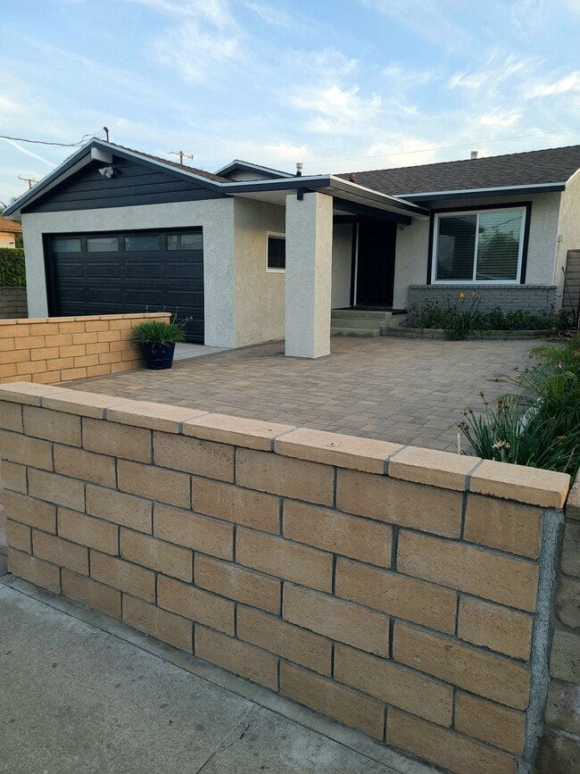 Building Photo - 1118 W Cruces St