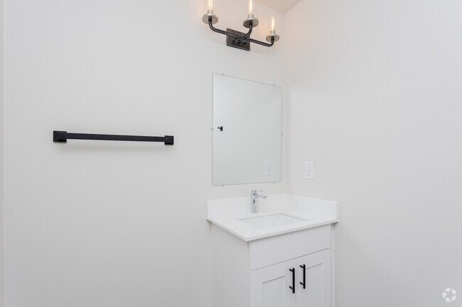 2BR, 2BA - 950SF - Bathroom