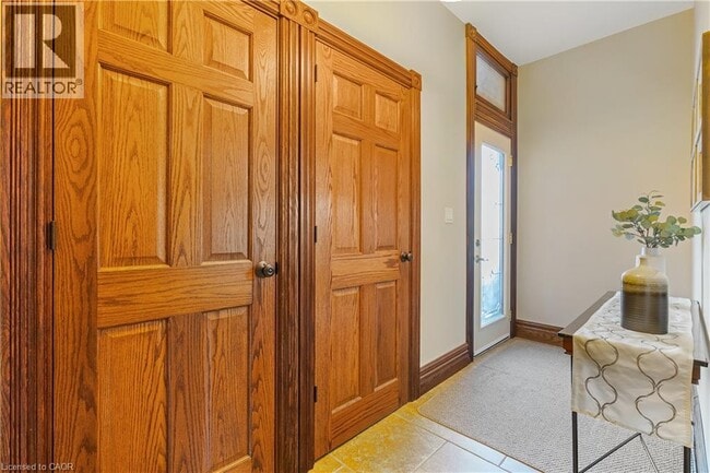 Photo - 107 Catharine St S