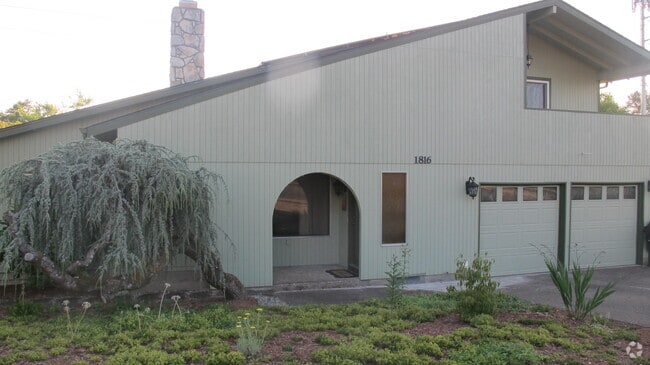 Building Photo - 1816 NW Lincoln St Rental
