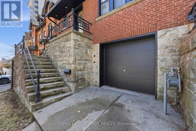 Photo - 129 Jackson St W