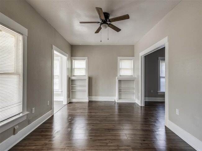 Photo - 8318 Lawler St