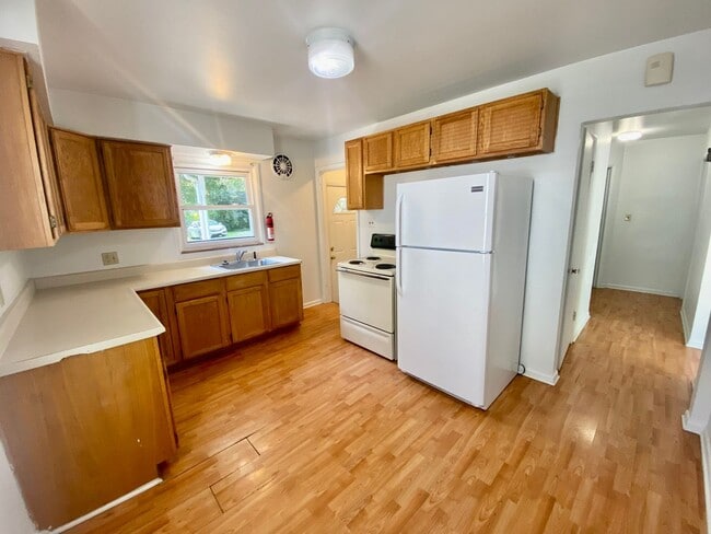 Photo - 4 bedroom house Close to EMU in Ypsilanti- Available Fall 2026