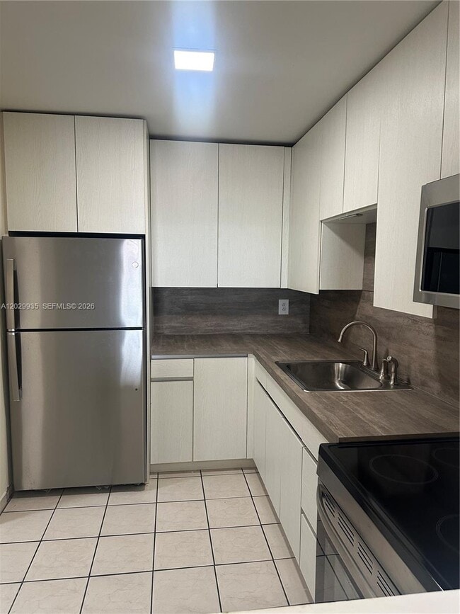 Building Photo - 1075 W 68th St Unit 309