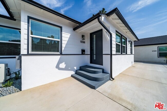 Photo - 1258 Mariposa St Unidad B