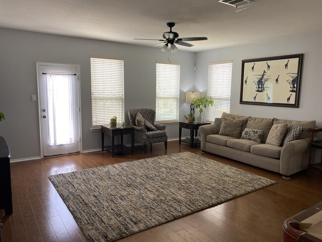 Main living area - 2202 Kuykendall Casa