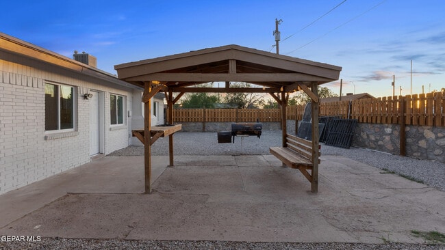 Photo - 513 Gilmore Way