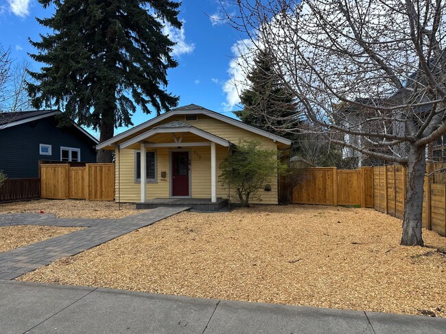 Building Photo - Charming 2 Bed / 2 Bath Home in Prime Westside Bend Location