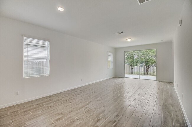 Photo - 117 Lacey Oak Lp