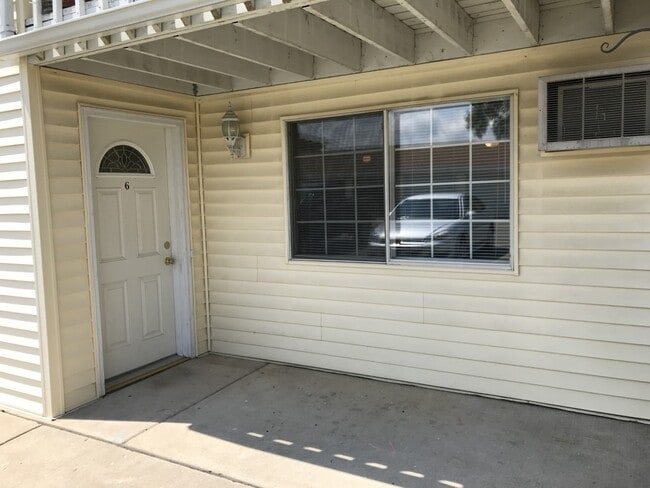 Individual Enterance - 2080 Emery Ct Unit 6