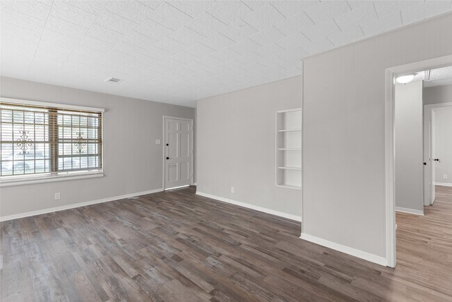 Photo - 3734 Daphne St