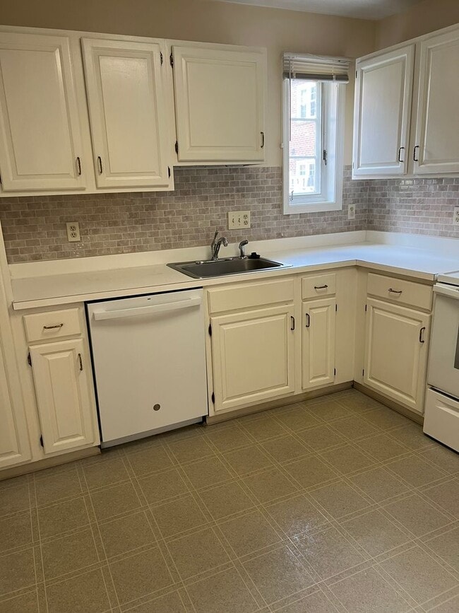 Photo - Wonderful end unit in Downtown Bethesda, 1...