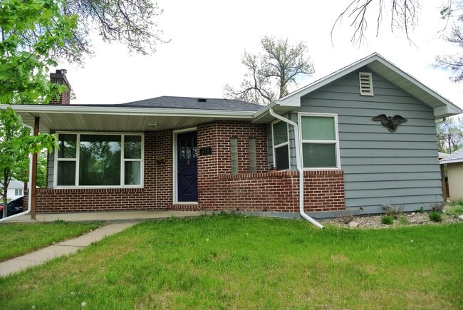 Building Photo - 2 Bedroom House!