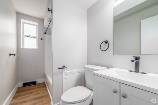 1BR, 1BA - 872SF - Bathroom - Terra State Road Apartments