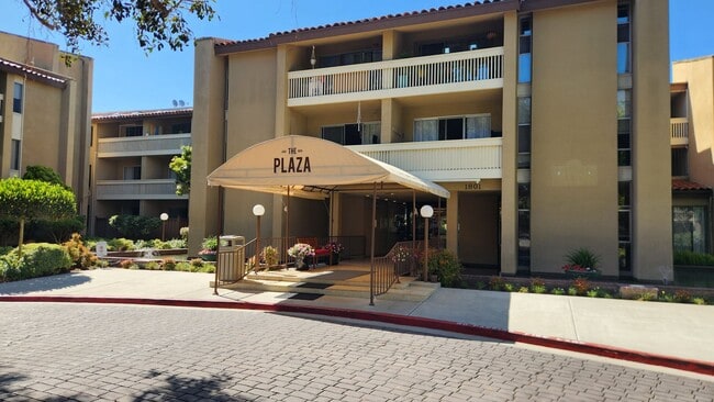 Building Photo - 2BD/2BA Condo in The Plaza Community - Pac... Unit 318