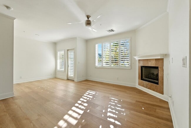 Photo - 22681 Oakgrove, 225 Unidad 225