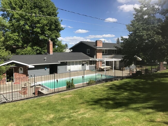 Photo - Spacious 6-Bedroom Home with Pool & Multip...