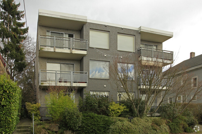 Building Photo - Town House