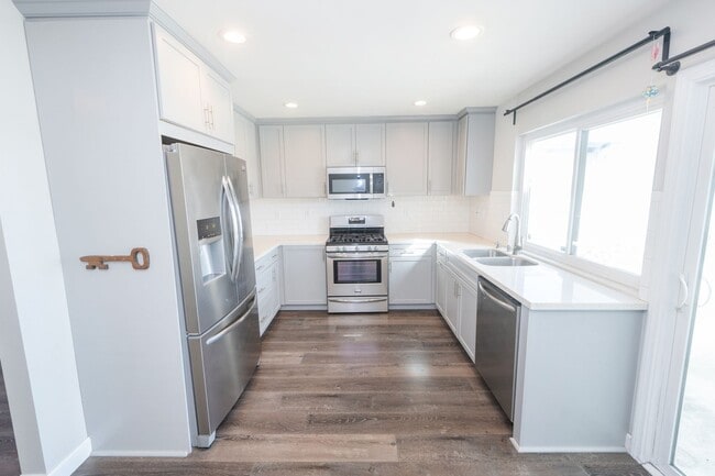 Building Photo - Wonderful 4 bedroom 2 bath home for rent in the heart of Mira Mesa!