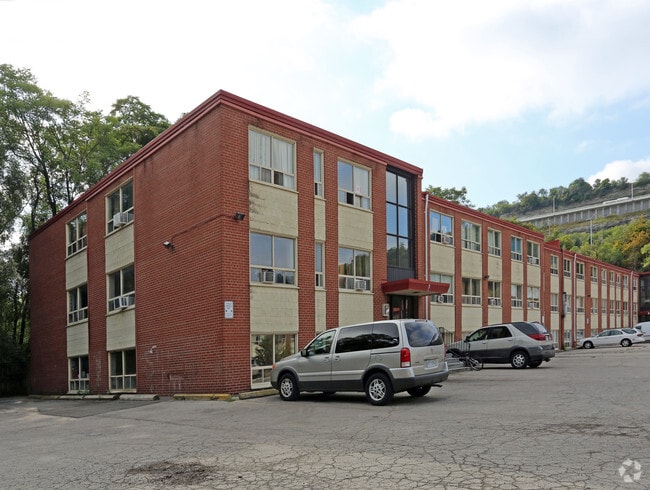Photo - 195 Wellington St S