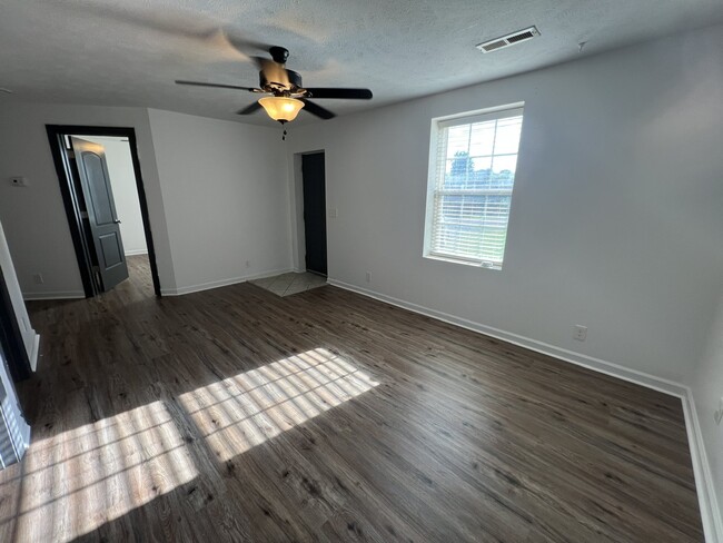 Photo - 104 Williams St