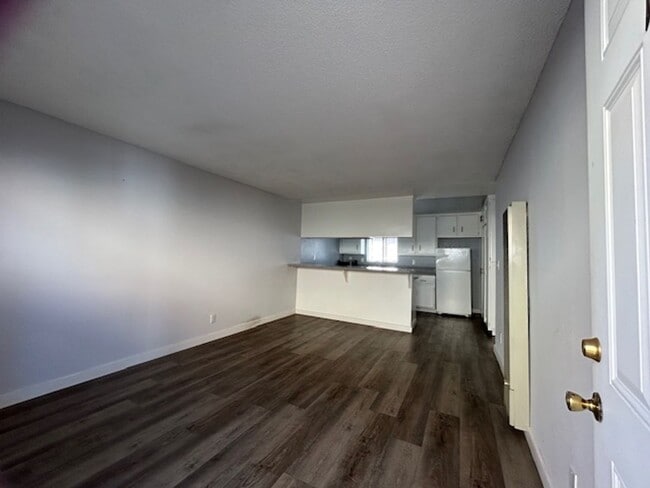 Building Photo - Spacious + Bright Upstairs 1 Bed + 1 Bath Unit #10