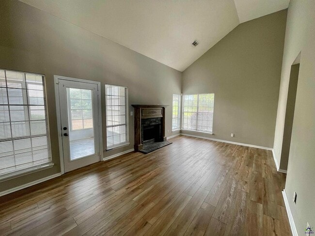 Photo - 117 Island Blvd