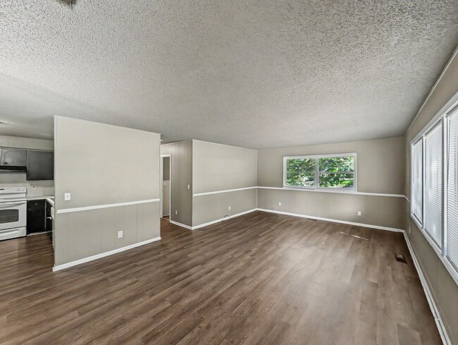 Photo - 16 Evesham Ln