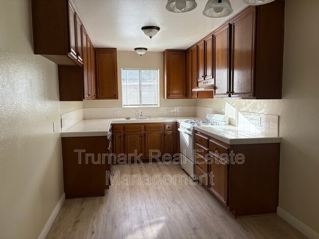 Building Photo - 2421 Montrose Ave Unit 103 Rental