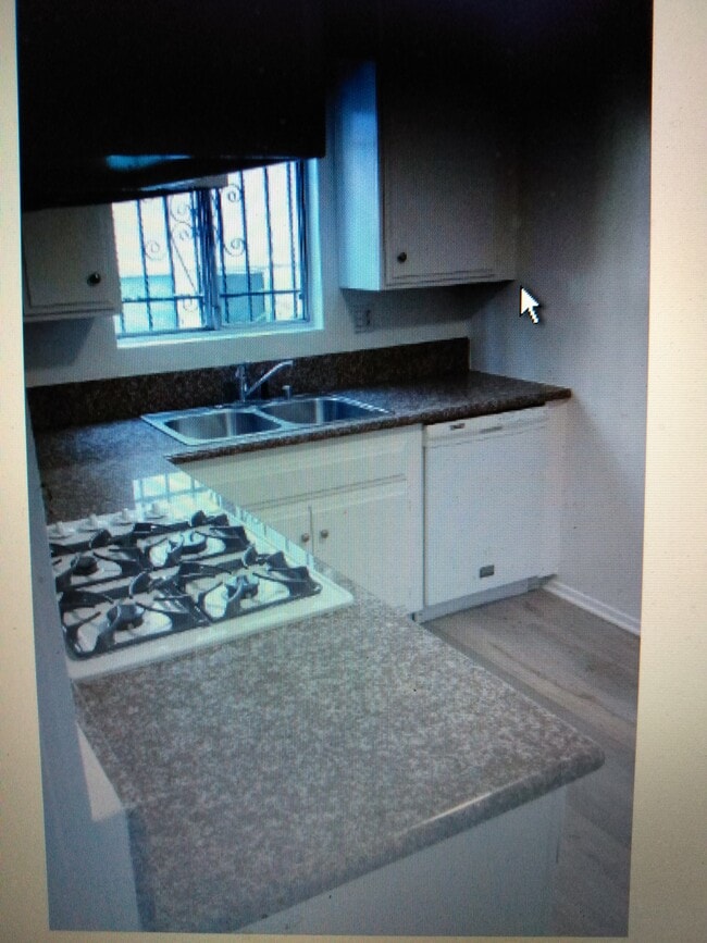 Photo - 7050-7059 Waring Ave