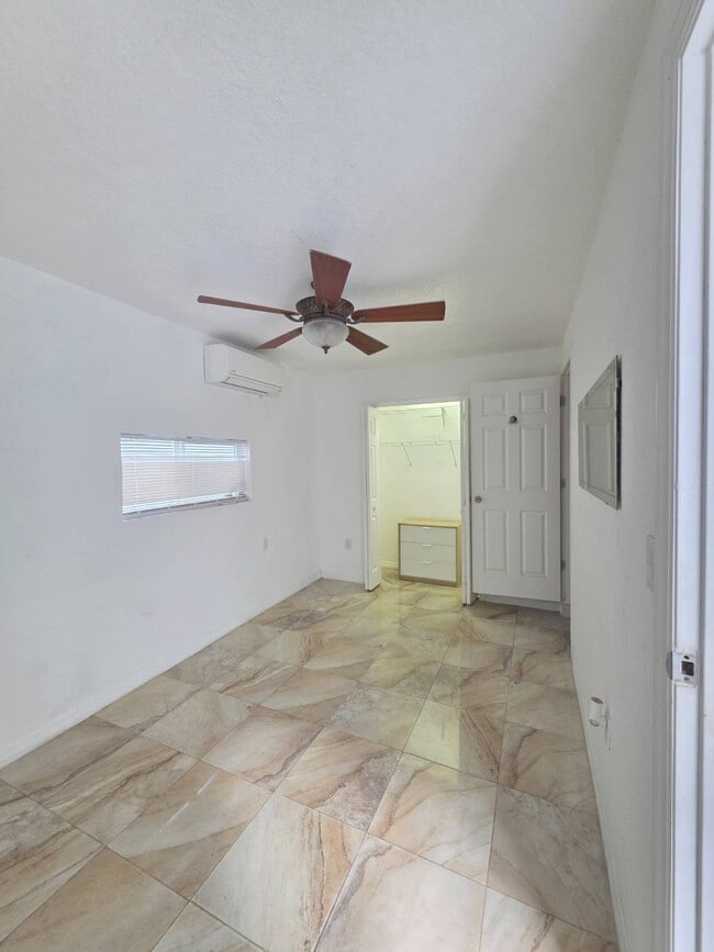 Building Photo - 125 SW 32nd Court Rd