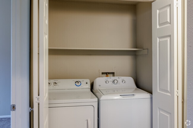 2BR, 2BA - 1,049SF
