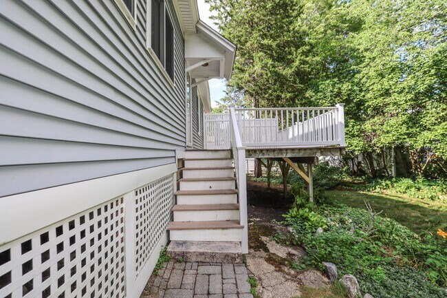 Photo - 749 Maple St