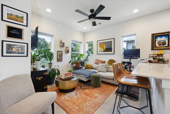 Photo - 5006 Baker St