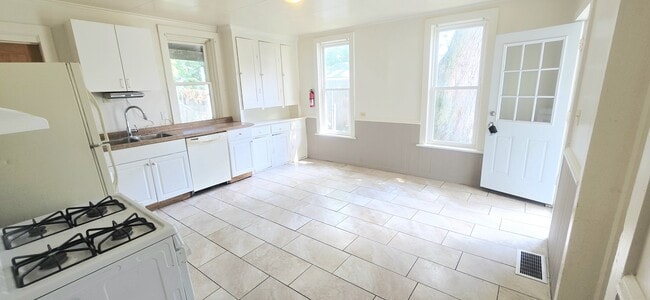 Photo - 244 E 32nd St