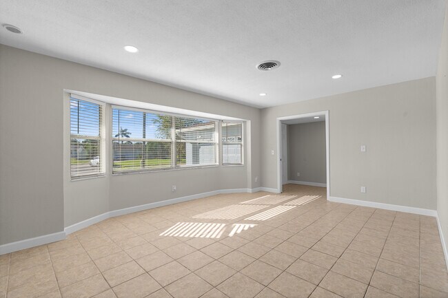 Photo - 9318 1st St N