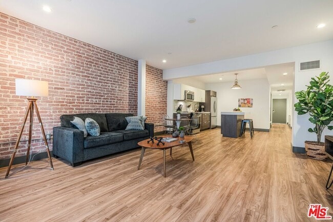 Photo - 932 S Hill St Unit 406