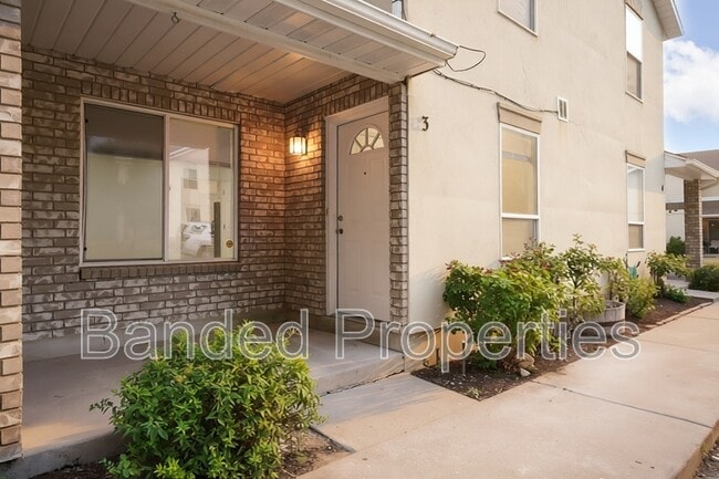 Photo - 325 E Mill St S