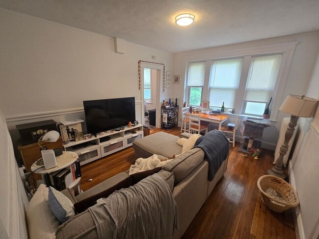 Building Photo - NO FEE! UPDATED APARTMENT ON BROOKLINE LINE AVAILABLE 9/!