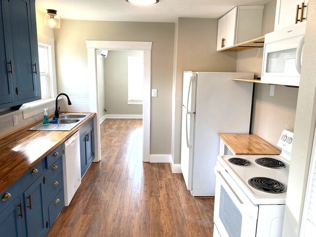 Photo - Charming West Side Bunglaow available now