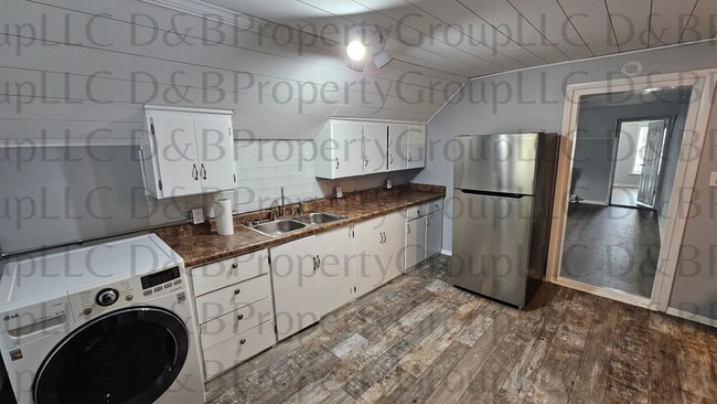 Building Photo - 939 Baraga St NE Unit 2