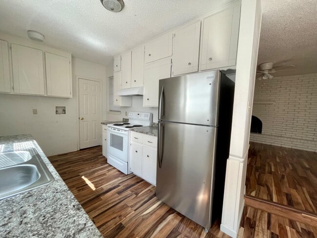 Photo - 610 N Elkhart Ave