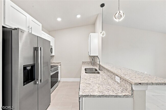 Photo - 736-738 Gilbert Ave S