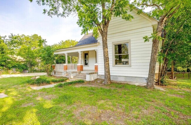 Photo - 715 SW 10th St