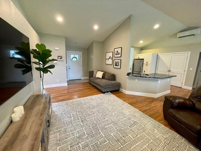 Sala de estar y cocina - 627 N 3rd St